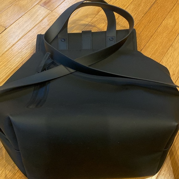 NWOT Rains Bucket Bag Backpack - Picture 5 of 6